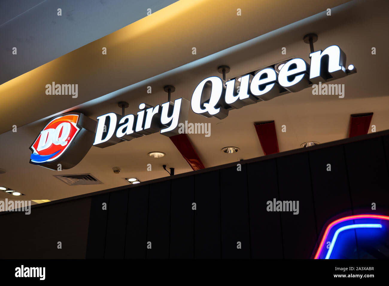 Amerikanische Kette von Eis und Fast-Food-Restaurants, Dairy Queen, oder DQ, Logo in Shenzhen gesehen. Stockfoto