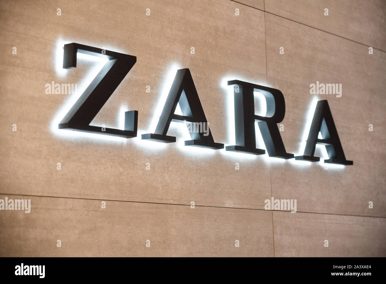 Schnell spanisch Modehaus Zara Logo in Shenzhen gesehen. Stockfoto