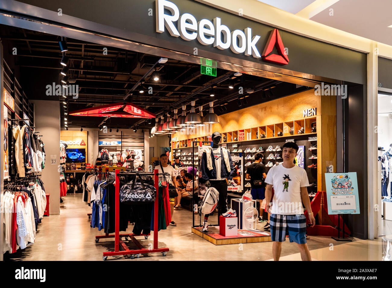 Fußgängerzone Vergangenheit eine englische Schuhe und Bekleidung Firma,  Reebok store in Shenzhen Stockfotografie - Alamy