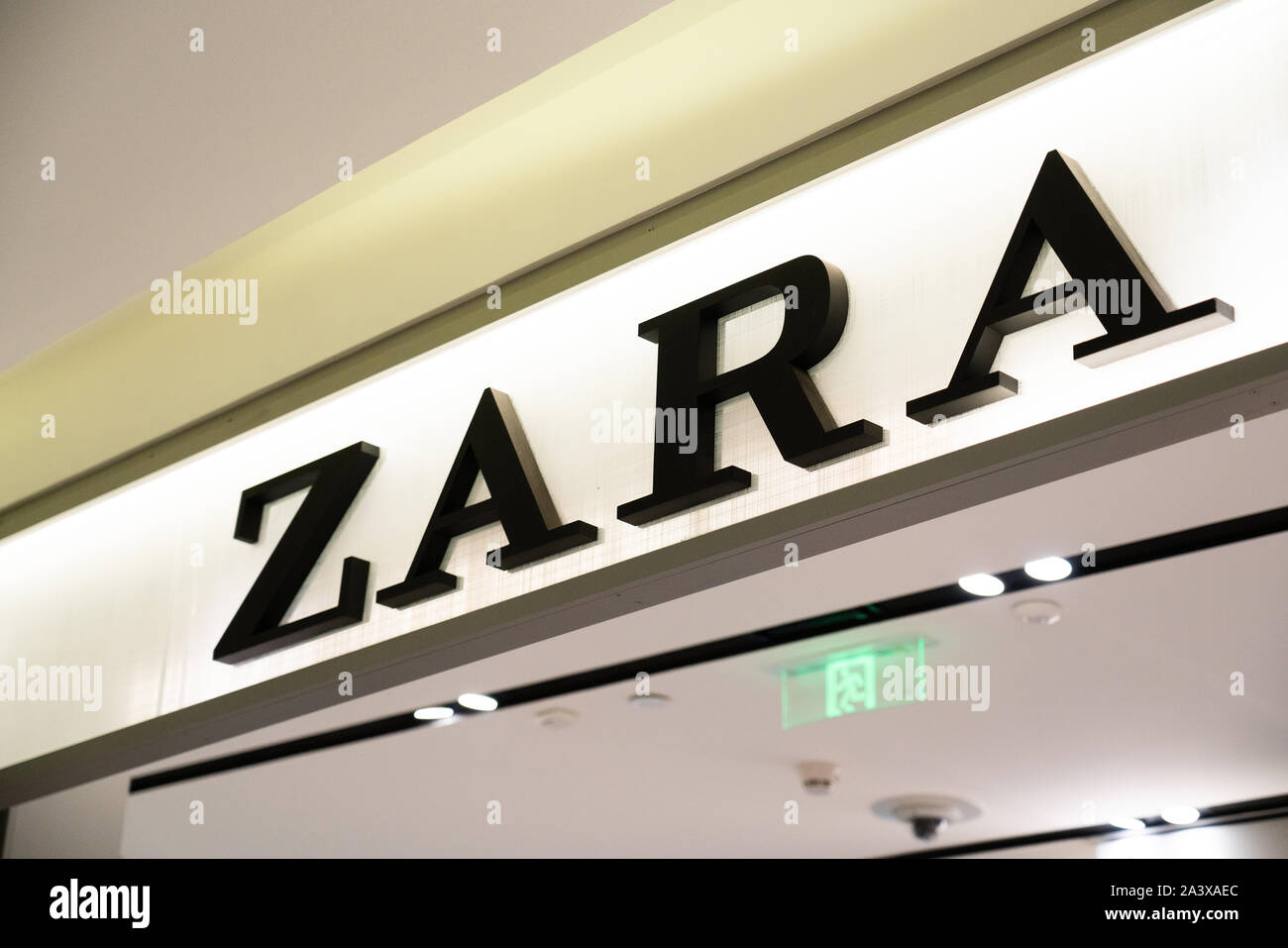 Schnell spanisch Modehaus Zara Logo in Shenzhen gesehen. Stockfoto