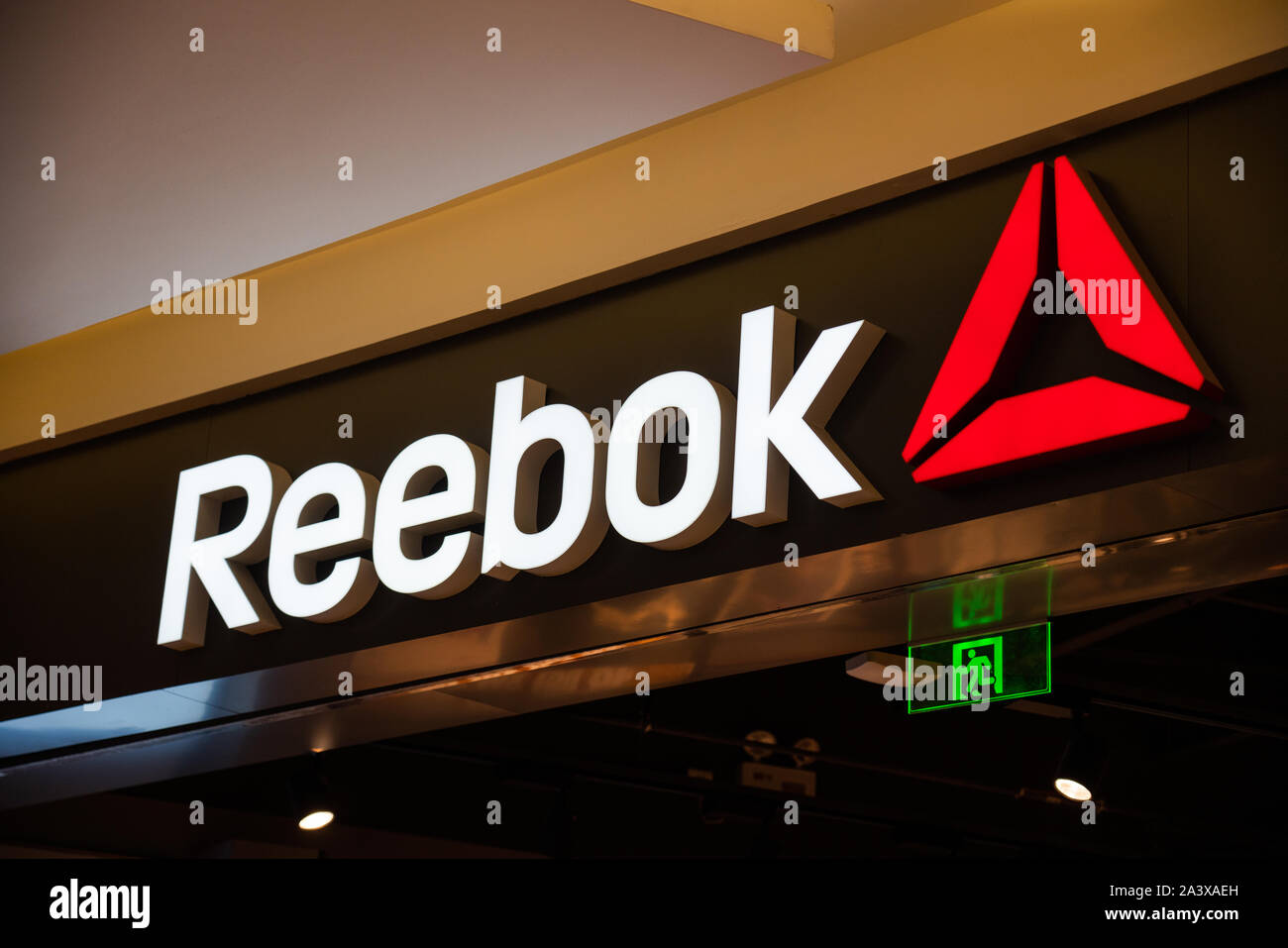 Englisch Schuhe und Bekleidung Firma, Reebok Logo in Shenzhen gesehen  Stockfotografie - Alamy