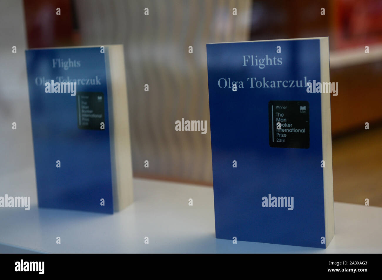 Bücher aus der polnischen Autorin Olga Tokarczuk für Verkauf an Book Store. Polens Olga Tokarczuk und Österreichs Peter Handke den Nobelpreis für Literatur gewinnen für 2018 und 2019 nach einem Skandal in der Schwedischen Akademie, die im letzten Jahr mehrfach verschoben werden. Stockfoto