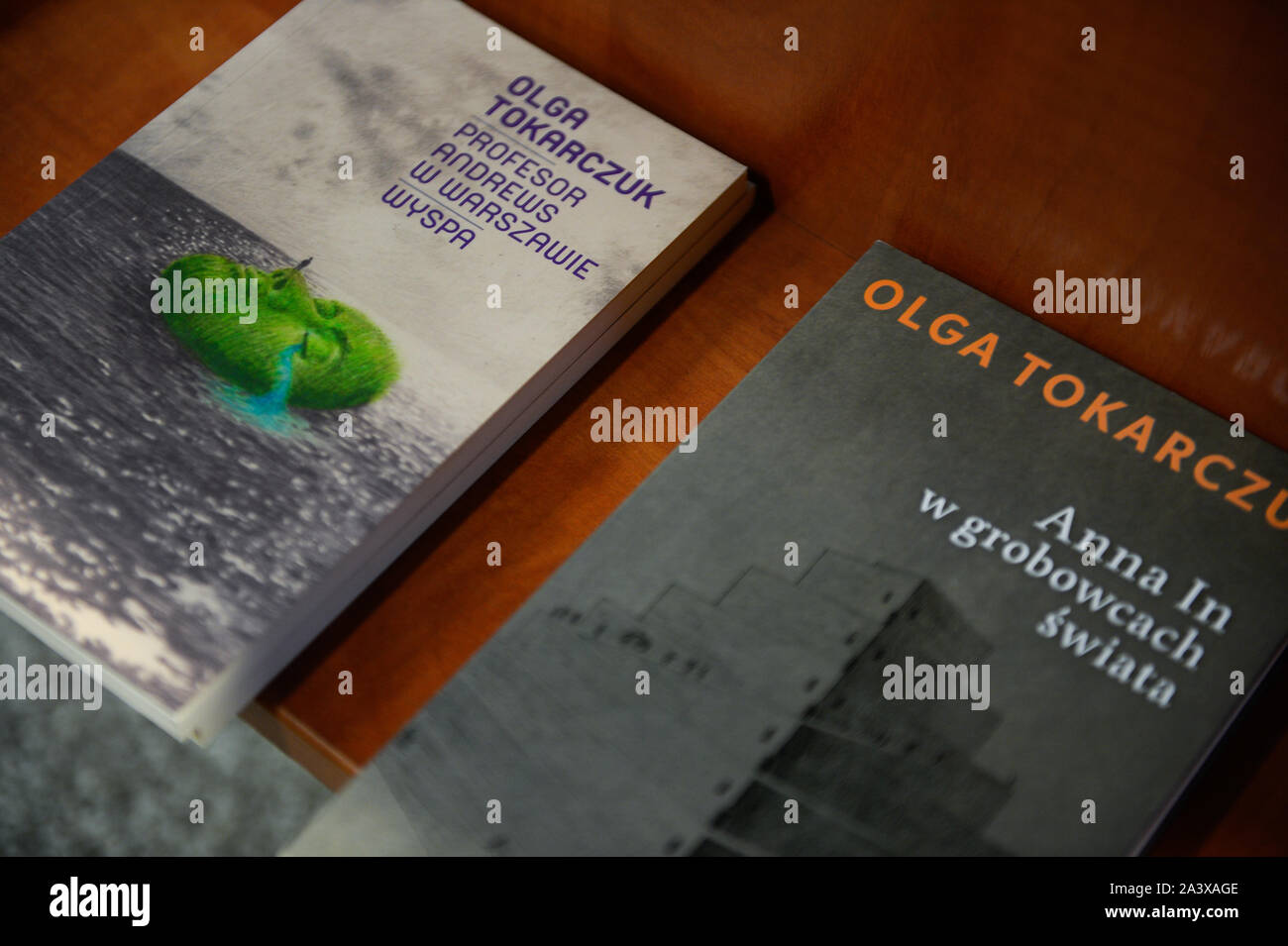 Bücher aus der polnischen Autorin Olga Tokarczuk für Verkauf an Book Store. Polens Olga Tokarczuk und Österreichs Peter Handke den Nobelpreis für Literatur gewinnen für 2018 und 2019 nach einem Skandal in der Schwedischen Akademie, die im letzten Jahr mehrfach verschoben werden. Stockfoto