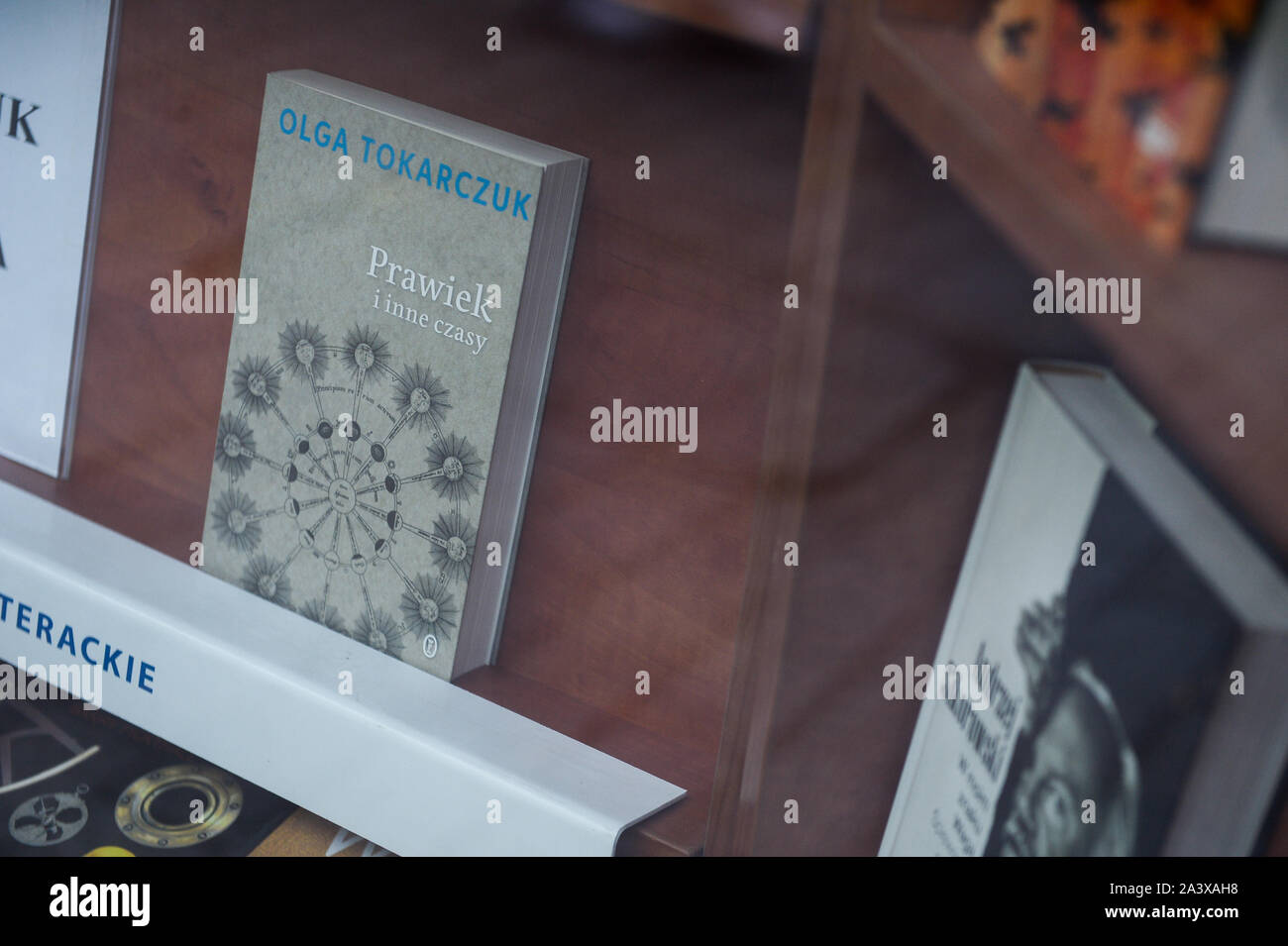 Bücher aus der polnischen Autorin Olga Tokarczuk für Verkauf an Book Store. Polens Olga Tokarczuk und Österreichs Peter Handke den Nobelpreis für Literatur gewinnen für 2018 und 2019 nach einem Skandal in der Schwedischen Akademie, die im letzten Jahr mehrfach verschoben werden. Stockfoto