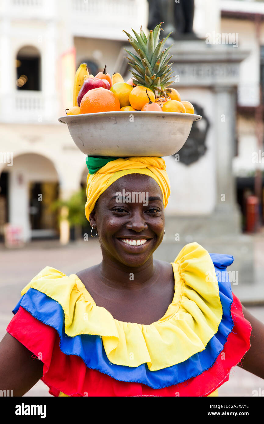 Nicht identifizierte palenquera, Obst Verkäufer Dame auf der Straße von Cartagena, Kolumbien Stockfoto