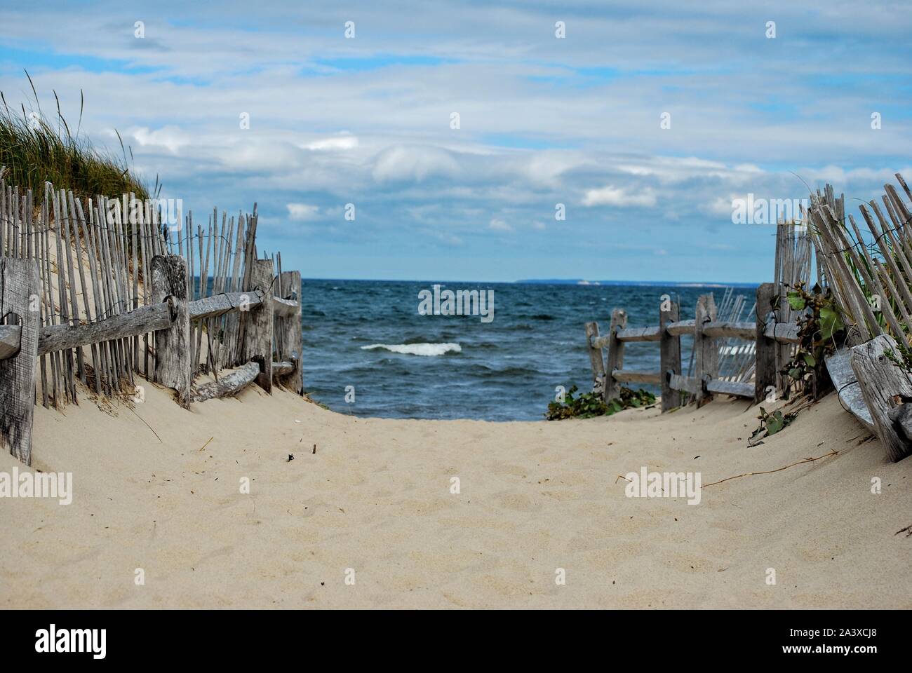 An einem bewölkten Tag im September getroffen, dieses Foto zeigt den Weg, der in die Bucht Strand in Brewster, Ma. Stockfoto