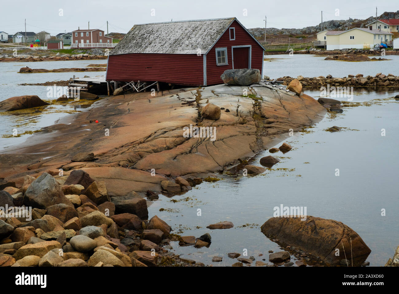 Schräge alte rote Phase neigen, Fogo Island, Neufundland, vergossen Stockfoto