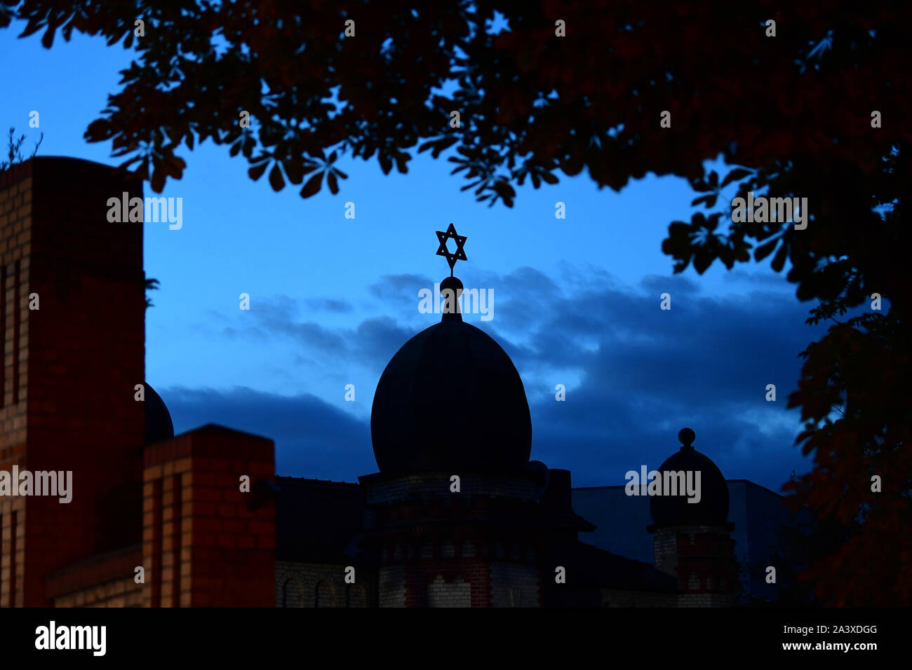 10. Oktober 2019, Sachsen-Anhalt, Halle (Saale): die Kuppel der Synagoge in der humboldtstraße zu sehen als Silhouette vor dem Abendhimmel. Während der Angriffe in der Mitte der Halle/Saale in Sachsen-Anhalt zwei Menschen erschossen wurden am 09.10.2019. Foto: Soeren Stache/dpa Stockfoto