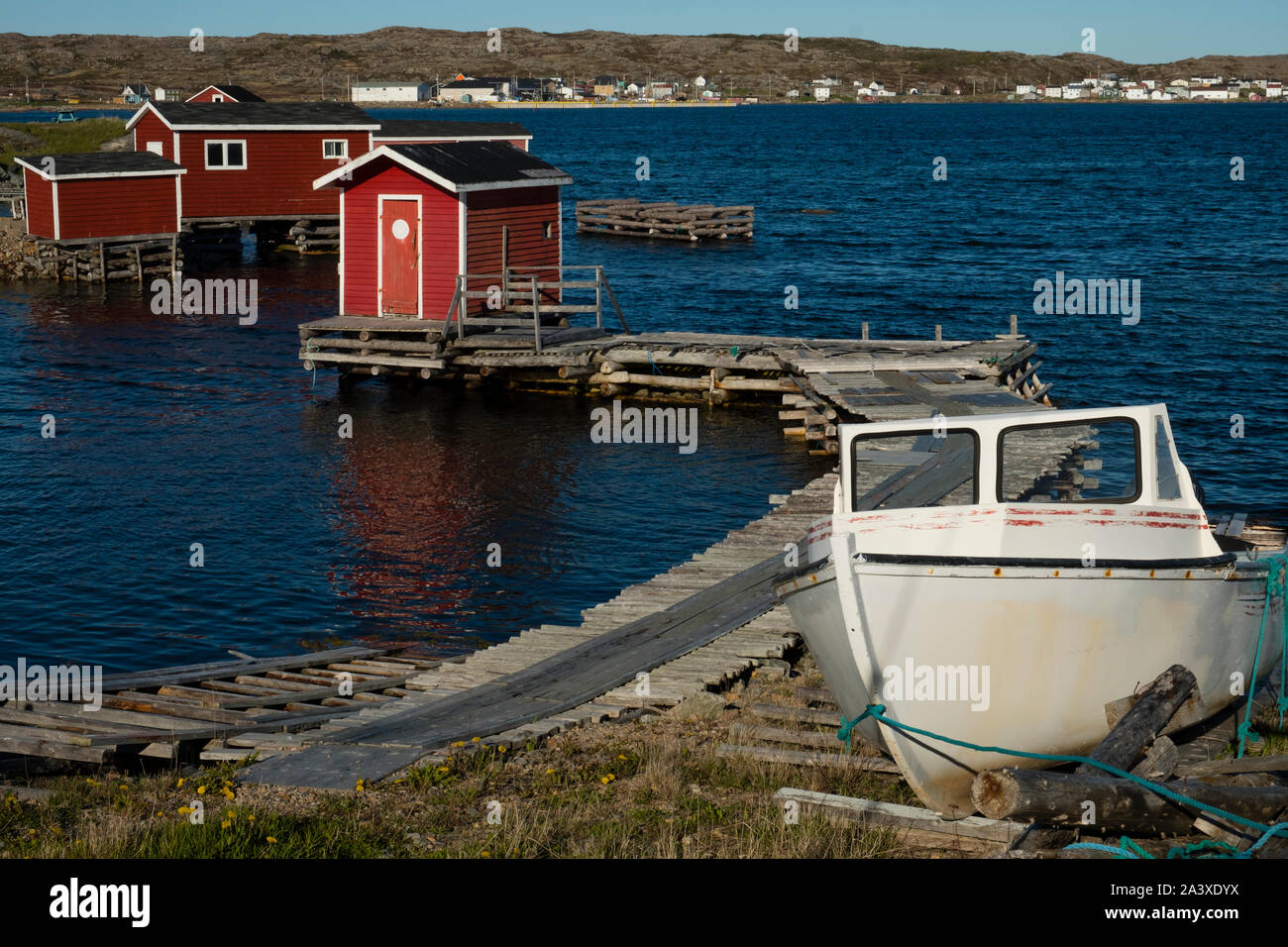 Rote Stufen und Boot in Joe Batt's Arm, Fogo Island, Neufundland Stockfoto