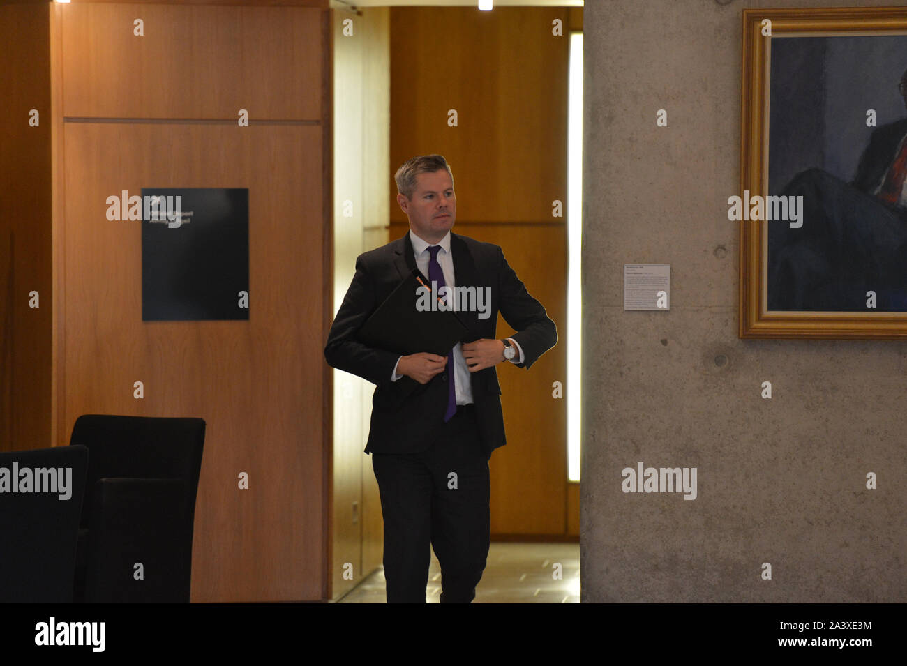 Edinburgh, Großbritannien. 10. Oktober 2019. Im Bild: Derek Mackay MSP-Cabinet Minister für Finanzen und Mitglied der Scottish National Party (SNP). Wöchentliche Sitzung des Ersten Minister Fragen in der Debating Chamber in Holyrood. Der Transport (Schottland) Bill war ein heiß diskutiertes Thema, das heute wieder erneuert hat. Credit: Colin Fisher/Alamy leben Nachrichten Stockfoto