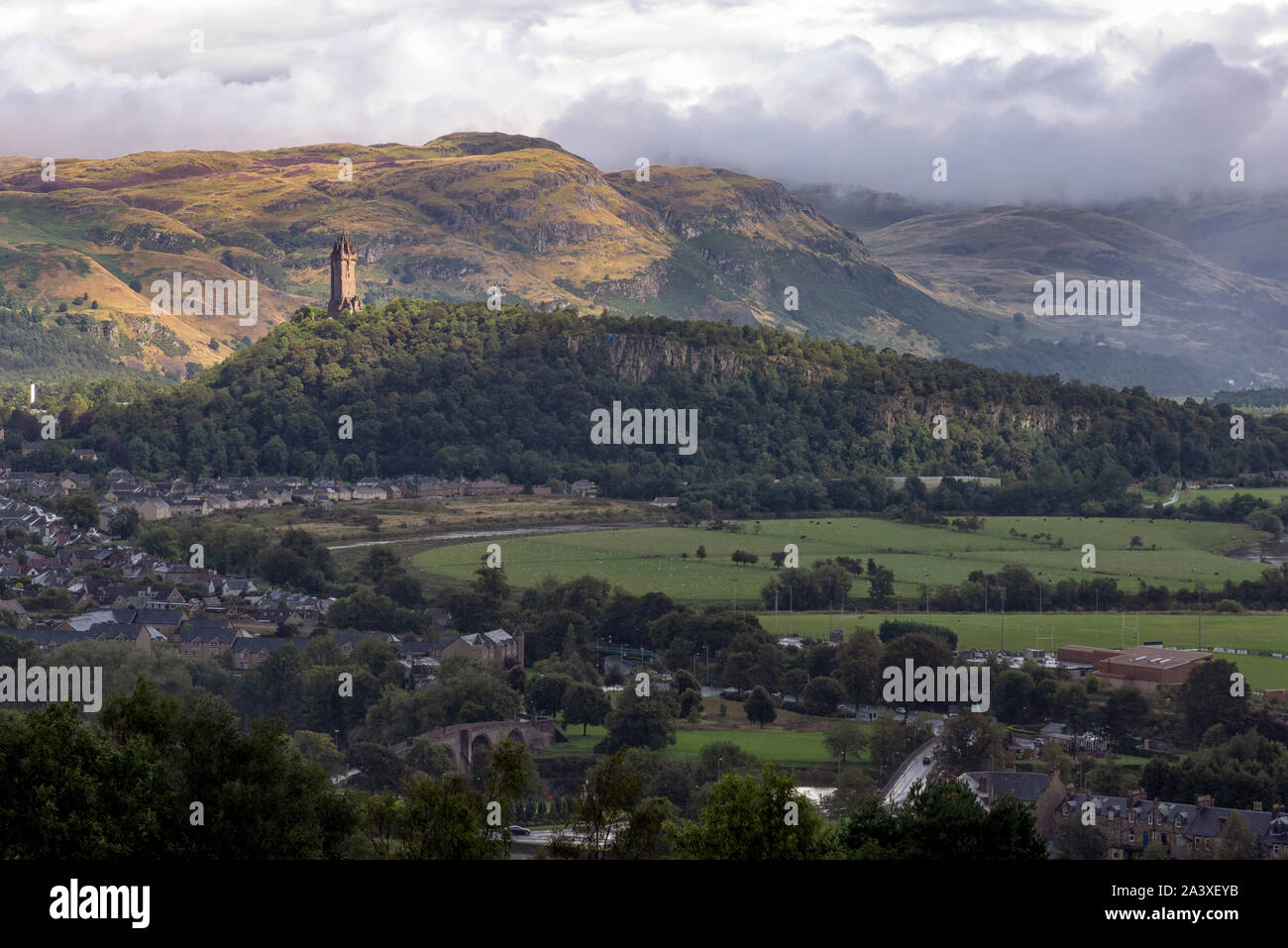 Ansicht der Nationalen Wallace Monument und Umgebung in Stirling, Schottland. Der Turm steht auf der Schulter der Abbey Craig Stockfoto