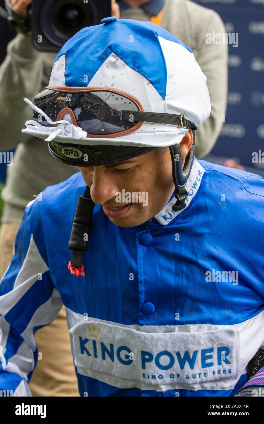 Herbst Racing Wochenende & Ascot Bierfest, Ascot Racecourse, Ascot, Berkshire, Großbritannien. 5. Oktober, 2019. Jockey Silvestre De Sousa gewinnt die Eigenschaft Raceday Ziele £ 3 m Cumberland Lodge Stangen am Pferd Morando (FR). Eigentümer King Power Racing Co Ltd, Trainer Andrew Balding, Kingsclere, Sponsor King Power International Co Ltd. Credit: Maureen McLean/Alamy Stockfoto