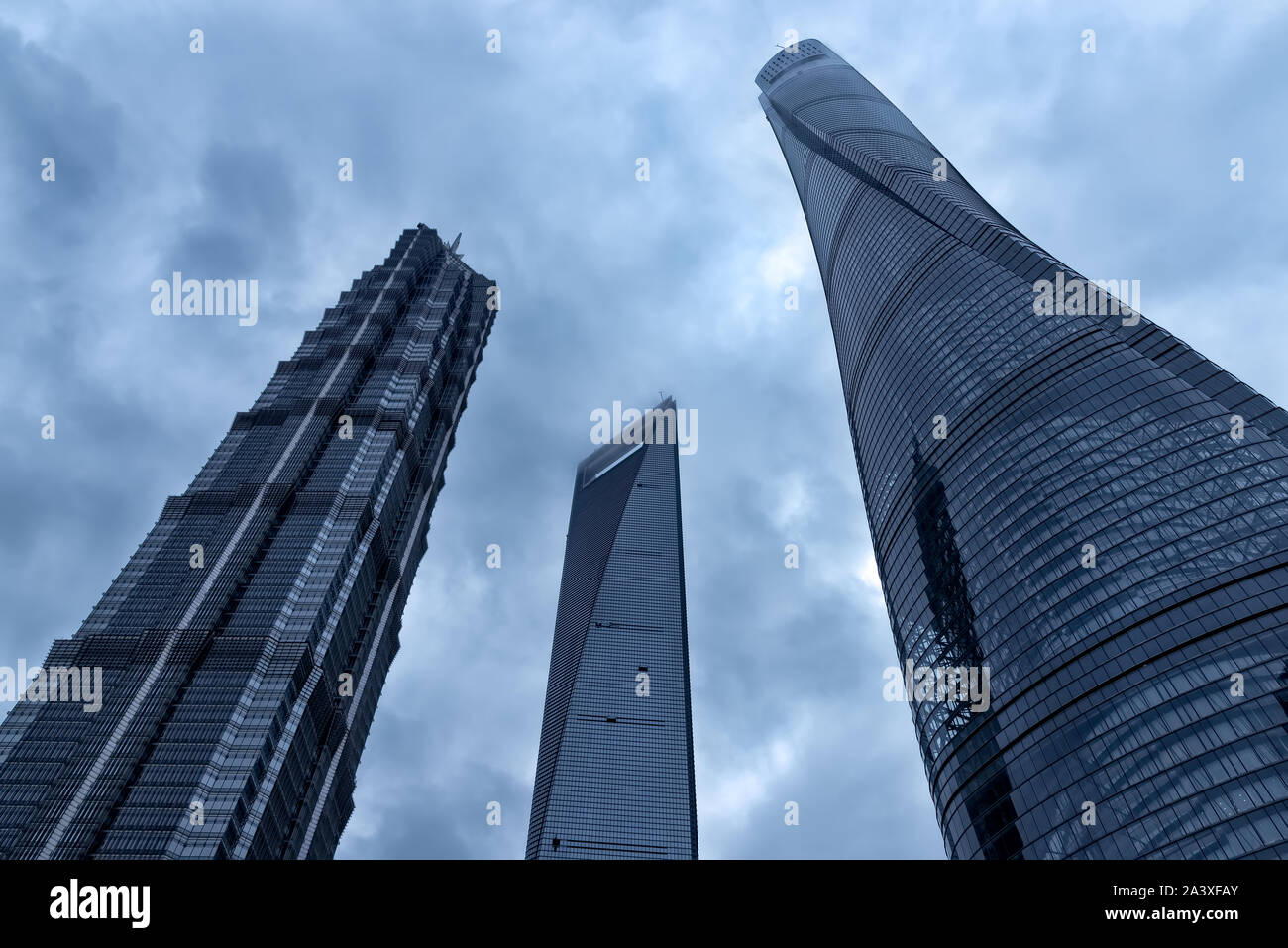 Shanghai, China - 20. April 2019: Blick auf Shanghai Tower (rechts), dem Jin Mao Tower (links) und das Shanghai World Financial Center (Mitte). Stockfoto