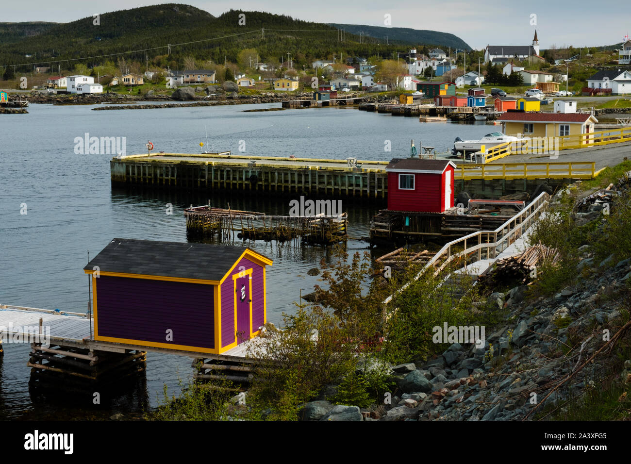 Stadt Neue Perlican, mit Angeln Bühnen rund um den Hafen, Neufundland Stockfoto