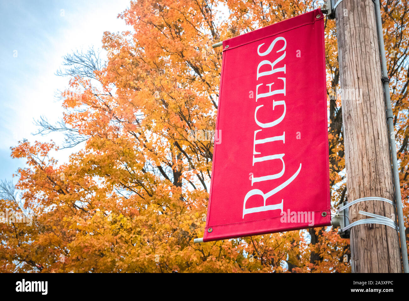 New Brunswick, NJ - 2. November 2018: der Rutgers Universität banner unterzeichnen, mit der gefallenen Ahorn Blätter gold und rot im Herbst. Stockfoto