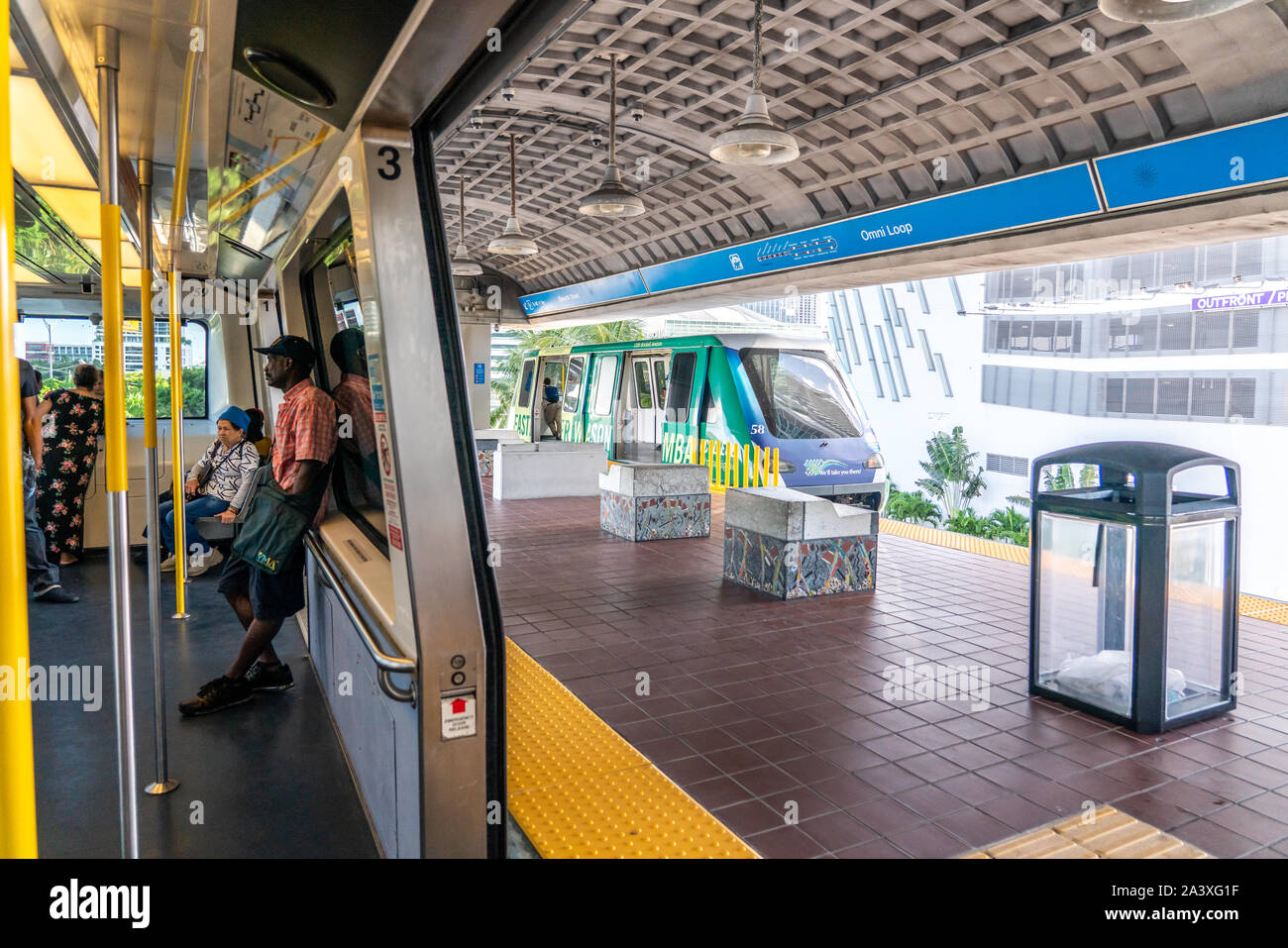 MIAMI, USA - 10. September 2019: Metro Mover Zug auf dem Bahnhof in der Innenstadt von Miami. Metro Mover ist der automatische Transport System in Miami Stockfoto