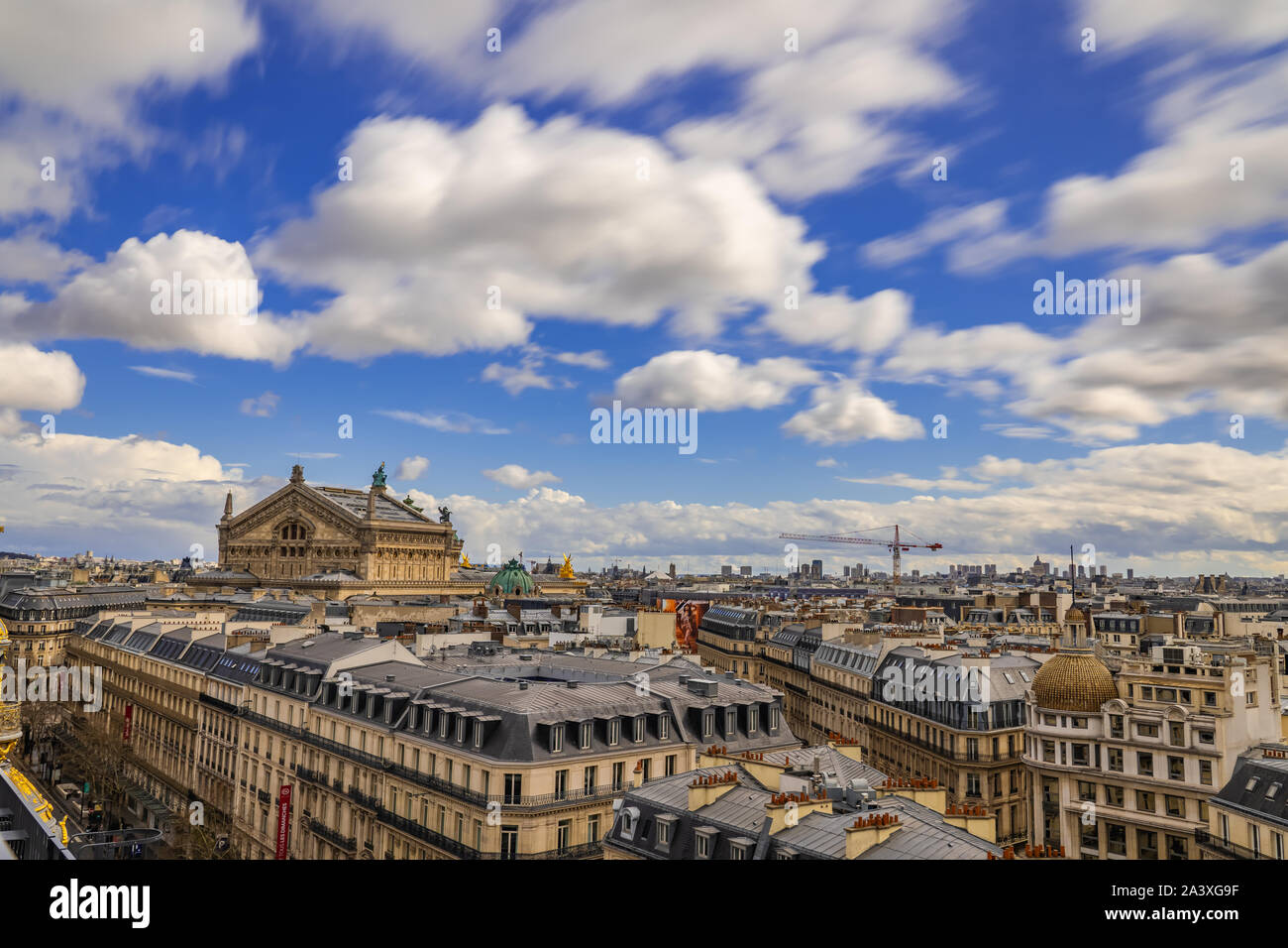 Skyline von Paris an einem strahlenden Frühlingstag mit Moody Wolken von der Printemps Dachterrasse mit tollem Blick auf die Opéra Garnier Stockfoto