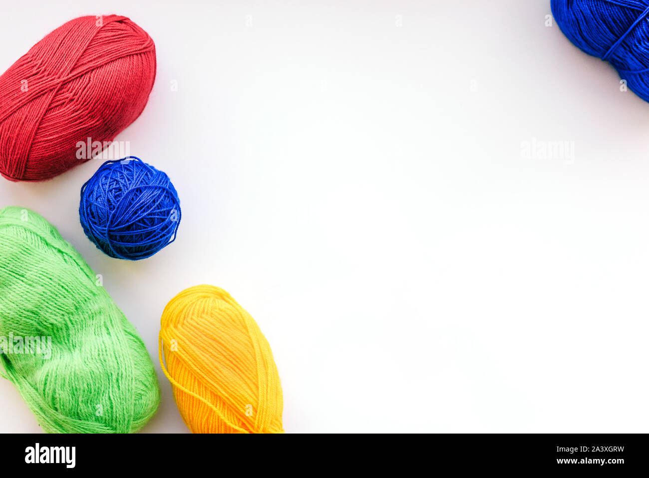 Farbige Fäden für Handarbeiten. Die Kleidung. Die Arbeit zu Hause.  Handarbeit. Wolle Materialien Stockfotografie - Alamy