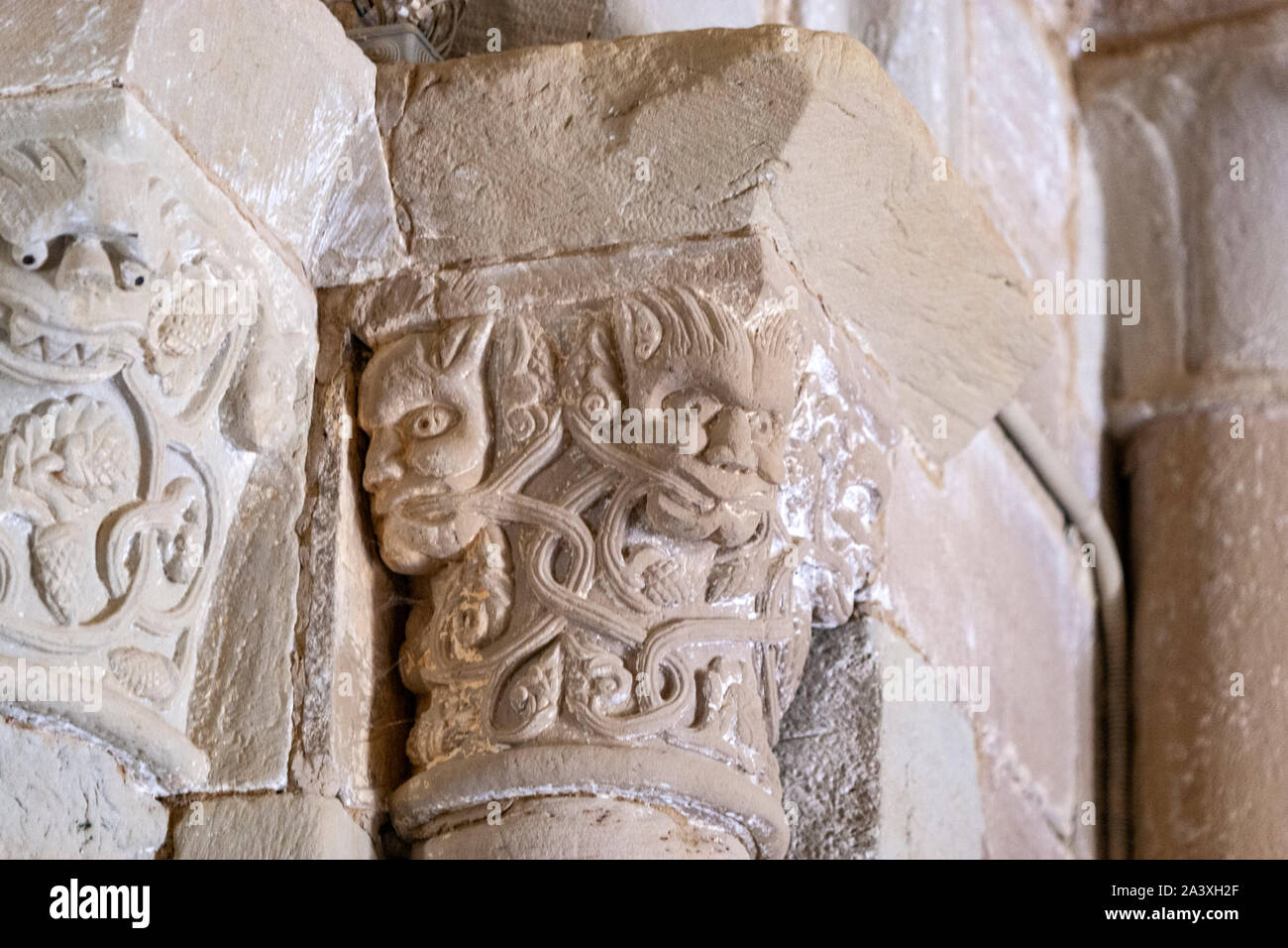 Stein geschnitzte Kapitelle in der Kirche der Heiligen Maria von Eunate, aus dem 12. Jahrhundert romanische Kirche, Muruzábal, Navarra, Spanien, Stockfoto