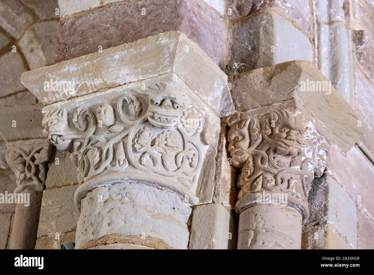 Stein geschnitzte Kapitelle in der Kirche der Heiligen Maria von Eunate, aus dem 12. Jahrhundert romanische Kirche, Muruzábal, Navarra, Spanien, Stockfoto