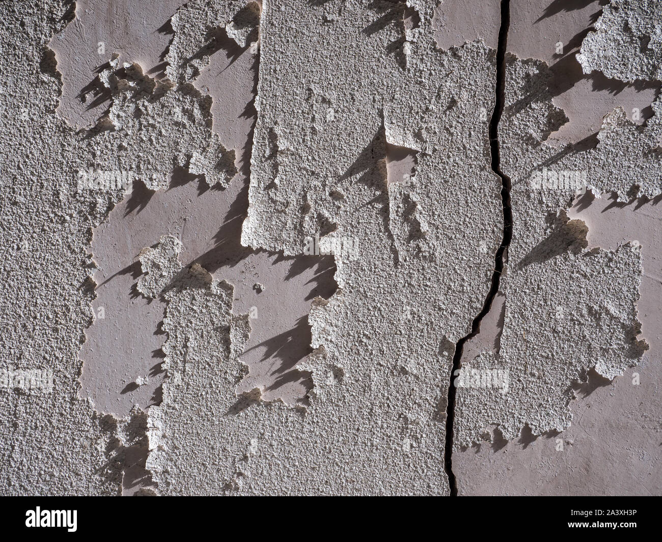 Pelling Wand mit Crack Stockfoto