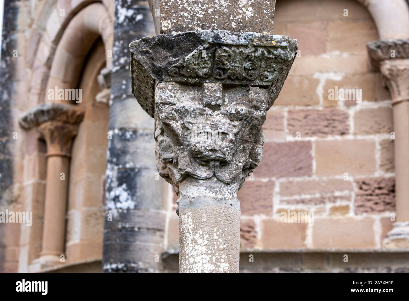 Stein geschnitzte Kapitelle in der Kirche der Heiligen Maria von Eunate, aus dem 12. Jahrhundert romanische Kirche, Muruzábal, Navarra, Spanien, Stockfoto