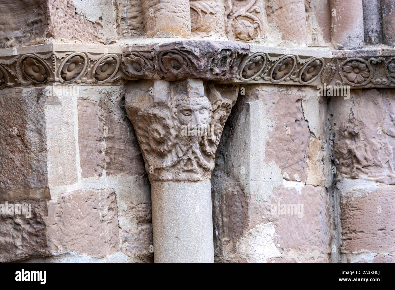 Stein bestiarium Bild des Kopfes in einer Shell geschnitzten Kapitellen in der Kirche der Heiligen Maria von Eunate, aus dem 12. Jahrhundert romanische Kirche, Muruzábal, Spanien, Stockfoto