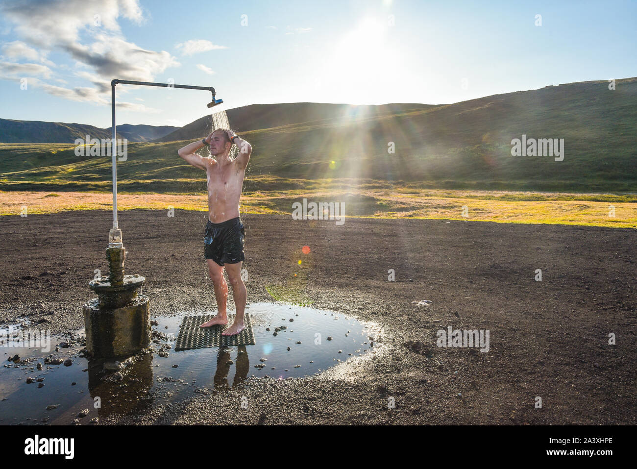 Mensch, der hatte eine Dusche am Morgen in der Mitte von Nirgendwo in Island Stockfoto
