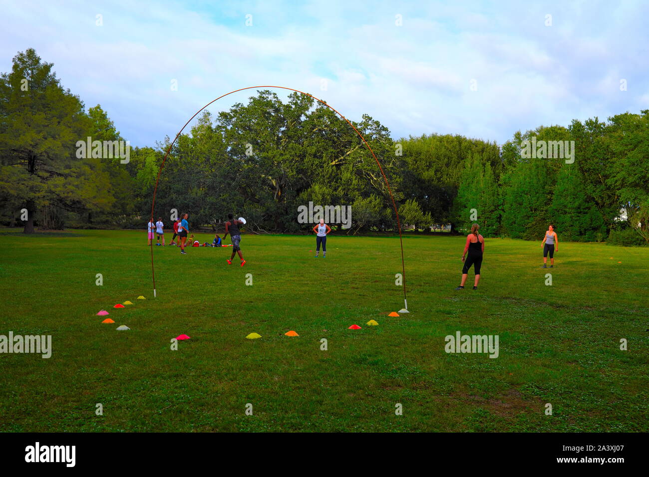 Frisbee Meetup Spiel in öffentlichen Park mit Teilnahme an öffentlichen Stockfoto