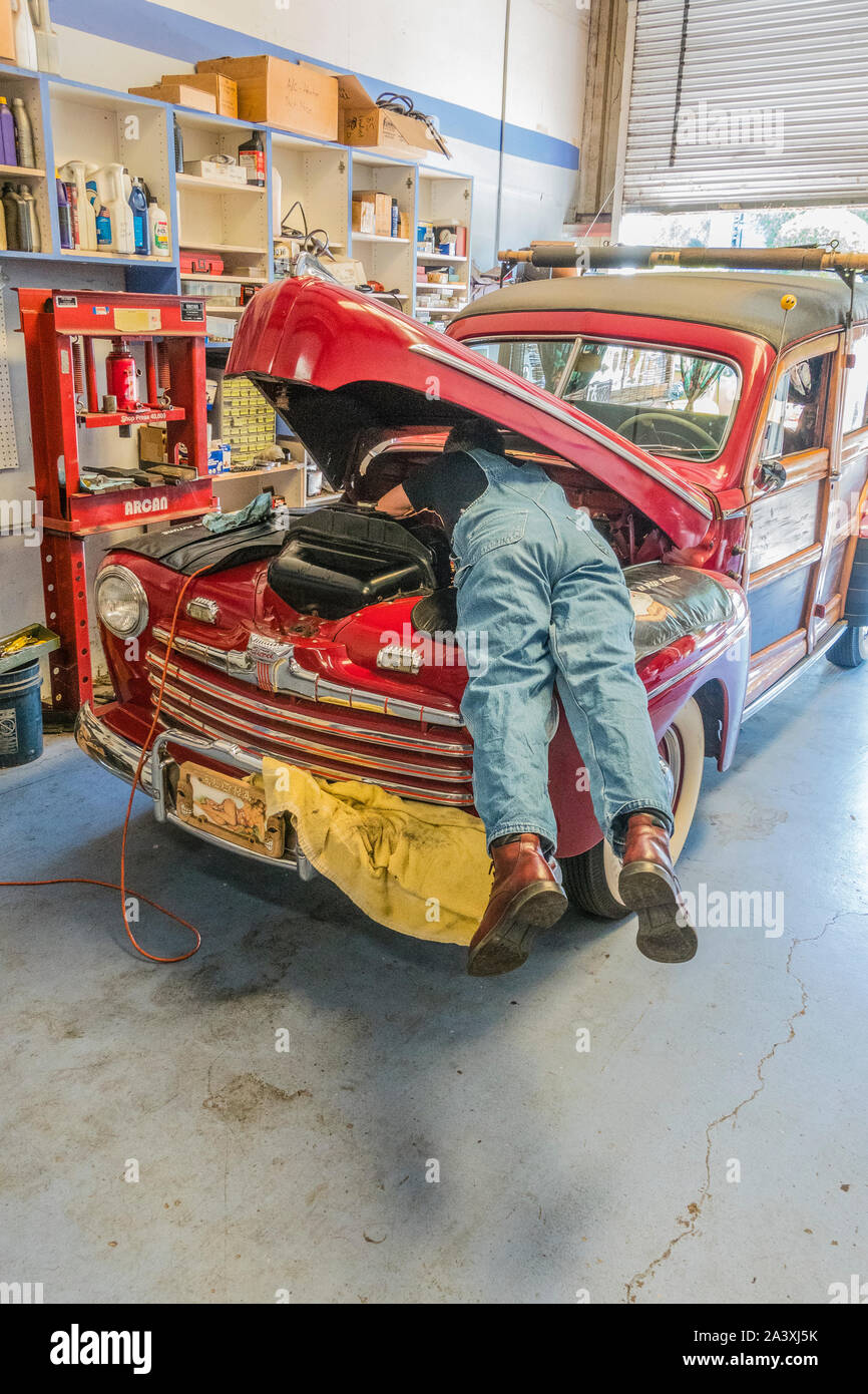 Auto Handwerker unter der Motorhaube Stockfoto