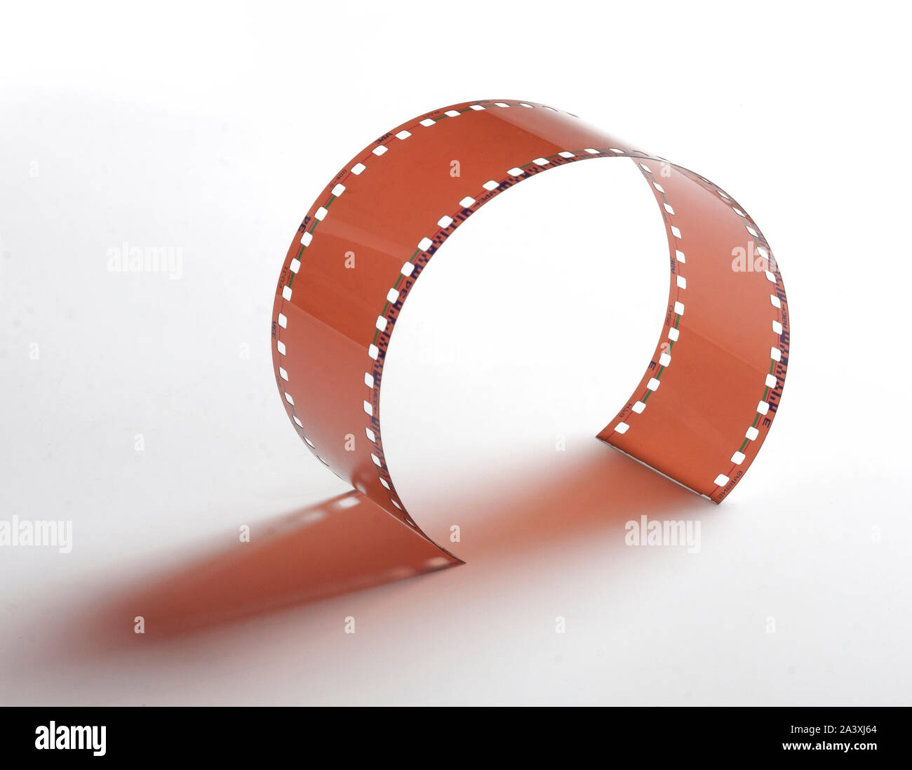 Foto eines Segments von 35 mm farbige Folie, die auf einem weißen Hintergrund Stockfoto