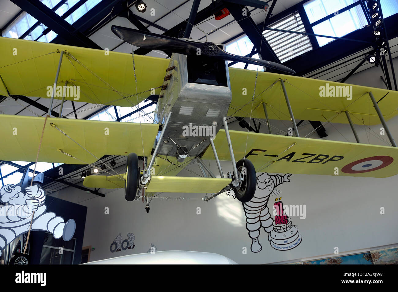 1914 Doppeldecker Flugzeug zu der Zeit mit Michelin Reifen auf Anzeige in der Halle der Marke Museum ausgestattet Stockfoto