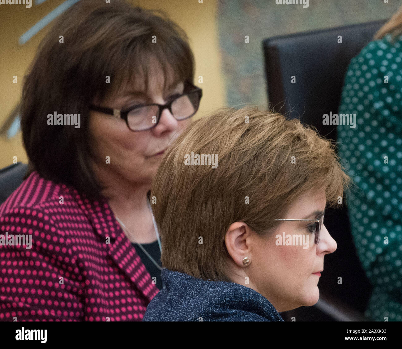 Edinburgh, Großbritannien. 10. Oktober 2019. Im Bild: (L-R) Jeane Freeman MSP-Kabinett Staatssekretär für Gesundheit und Mitglied der Scottish National Party (SNP); Nicola Sturgeon MSP - Erster Minister von Schottland und Leiter der Scottish National Party (SNP). Wöchentliche Sitzung des Ersten Minister Fragen in der Debating Chamber in Holyrood. Der Transport (Schottland) Bill war ein heiß diskutiertes Thema, das heute wieder erneuert hat. Stockfoto