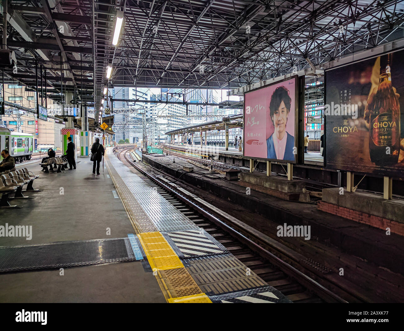 Tokyo, Japan - 23. Februar 2017: Die Menschen warten auf den Plattformen am Bahnhof Shimbashi, Tokio, Japan Stockfoto