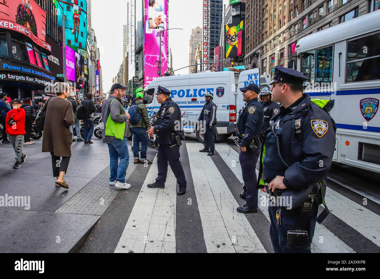 Oktober 10, 2019: Polizei sammeln am Knöchel eines kleinen Segelboot, die in der Times Square wurde als Teil einer Protestbewegung, die von der Umweltorganisation Aussterben Rebellion auf Oktober 10, 2019 in New York City ausgesetzt. Als Touristen und New Yorker beobachten, die Opfer wurden, während die Demonstranten der Eskalation ändern blockiert oder in Midtown Manhattan Menschenhandel verhaftet. Die Gruppe protestiert Klimawandel im Laufe der Woche in New York City und in verschiedenen anderen Orten auf der ganzen Welt. Credit: Vanessa Carvalho/ZUMA Draht/Alamy leben Nachrichten Stockfoto