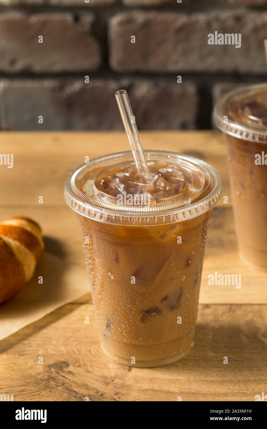 Süße Iced Mandelmilch Kaffee To Go Becher Stockfotografie
