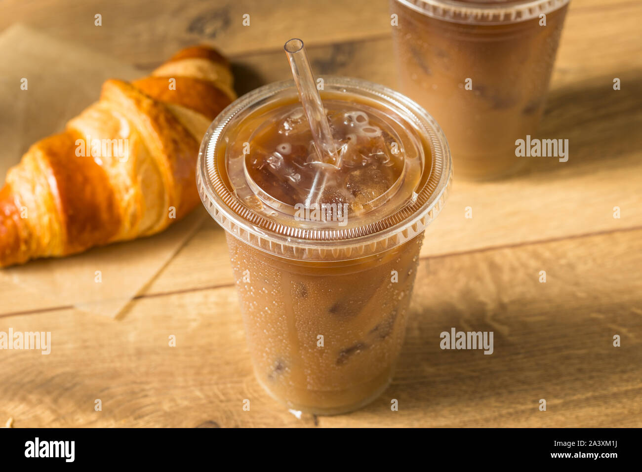 Süße Iced Mandelmilch Kaffee To Go Becher Stockfoto