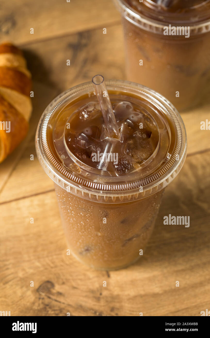 Süße Iced Mandelmilch Kaffee To Go Becher Stockfoto