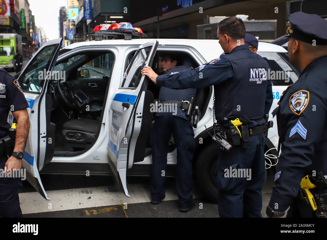 Oktober 10, 2019: Polizei sammeln am Knöchel eines kleinen Segelboot, die in der Times Square wurde als Teil einer Protestbewegung, die von der Umweltorganisation Aussterben Rebellion auf Oktober 10, 2019 in New York City ausgesetzt. Als Touristen und New Yorker beobachten, die Opfer wurden, während die Demonstranten der Eskalation ändern blockiert oder in Midtown Manhattan Menschenhandel verhaftet. Die Gruppe protestiert Klimawandel im Laufe der Woche in New York City und in verschiedenen anderen Orten auf der ganzen Welt. Credit: Vanessa Carvalho/ZUMA Draht/Alamy leben Nachrichten Stockfoto