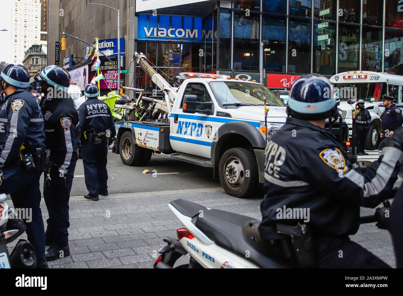 Oktober 10, 2019: Polizei sammeln am Knöchel eines kleinen Segelboot, die in der Times Square wurde als Teil einer Protestbewegung, die von der Umweltorganisation Aussterben Rebellion auf Oktober 10, 2019 in New York City ausgesetzt. Als Touristen und New Yorker beobachten, die Opfer wurden, während die Demonstranten der Eskalation ändern blockiert oder in Midtown Manhattan Menschenhandel verhaftet. Die Gruppe protestiert Klimawandel im Laufe der Woche in New York City und in verschiedenen anderen Orten auf der ganzen Welt. Credit: Vanessa Carvalho/ZUMA Draht/Alamy leben Nachrichten Stockfoto