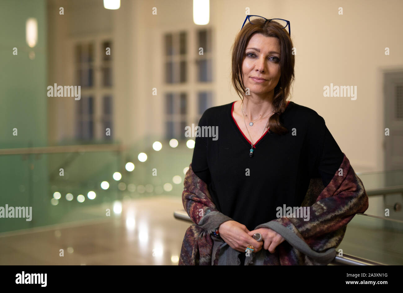 Manchester, Großbritannien. 10 Okt, 2019. Die türkische Schriftstellerin Elif Shafak wird an der Manchester Literaturfestival. Quelle: Russell Hart/Alamy leben Nachrichten Stockfoto