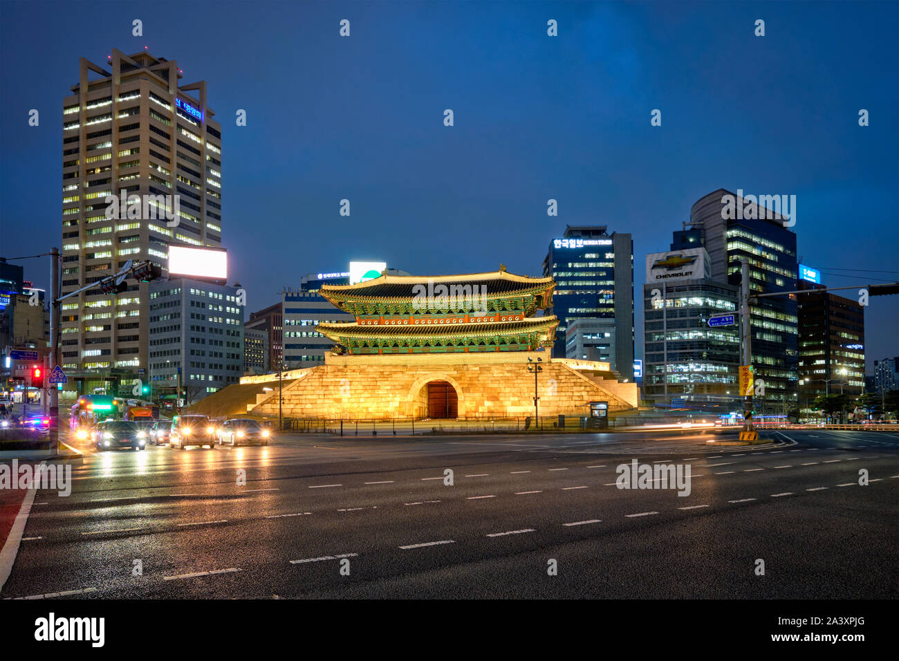 Namdaemun Tor Sungnyemun mit Stadtverkehr, Seoul, Südkorea Stockfoto