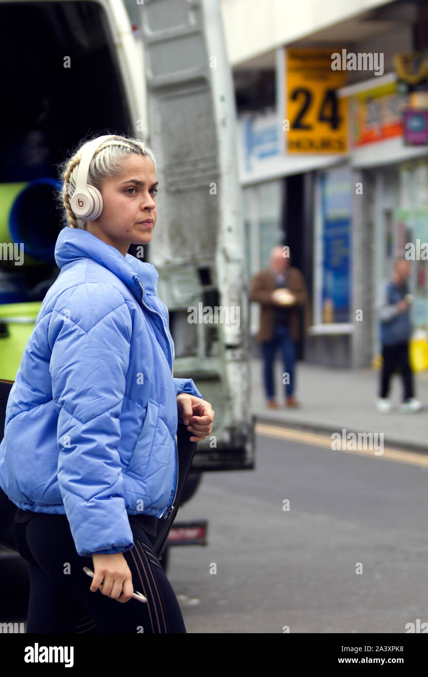 Mädchen mit Kopfhörern und Smart Phone. Stockfoto