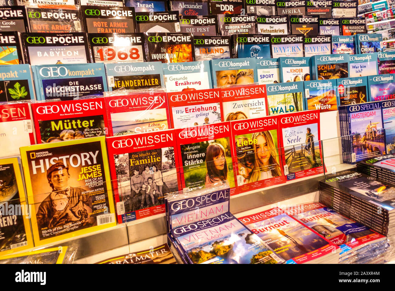 Angebot von Zeitschriften, Zeitungen im Sockel, Wien Österreich Stockfoto
