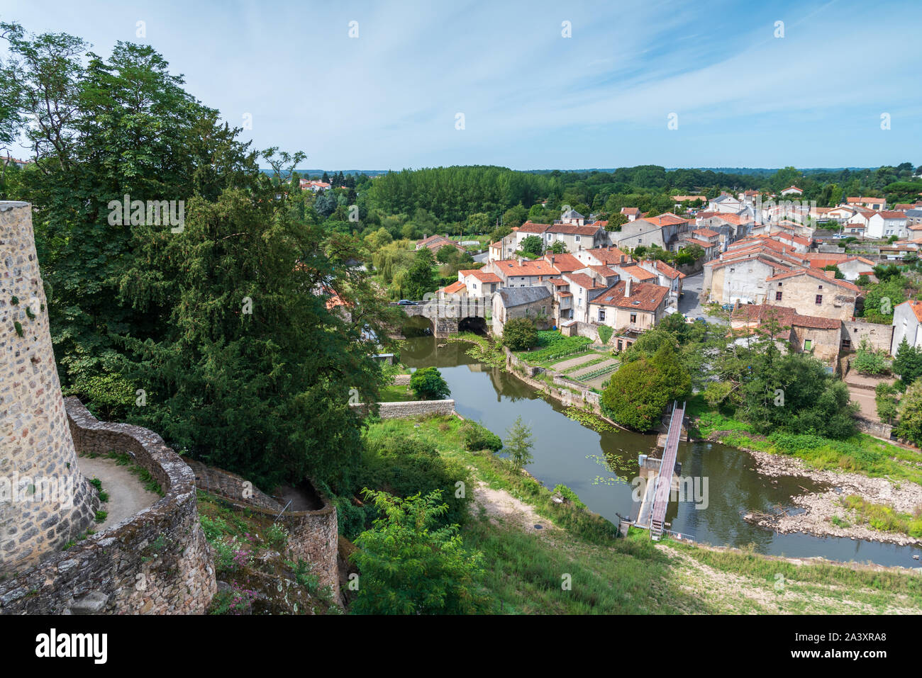 Die mittelalterliche Stadt von Parthenay im westlichen Frankreich Stockfoto