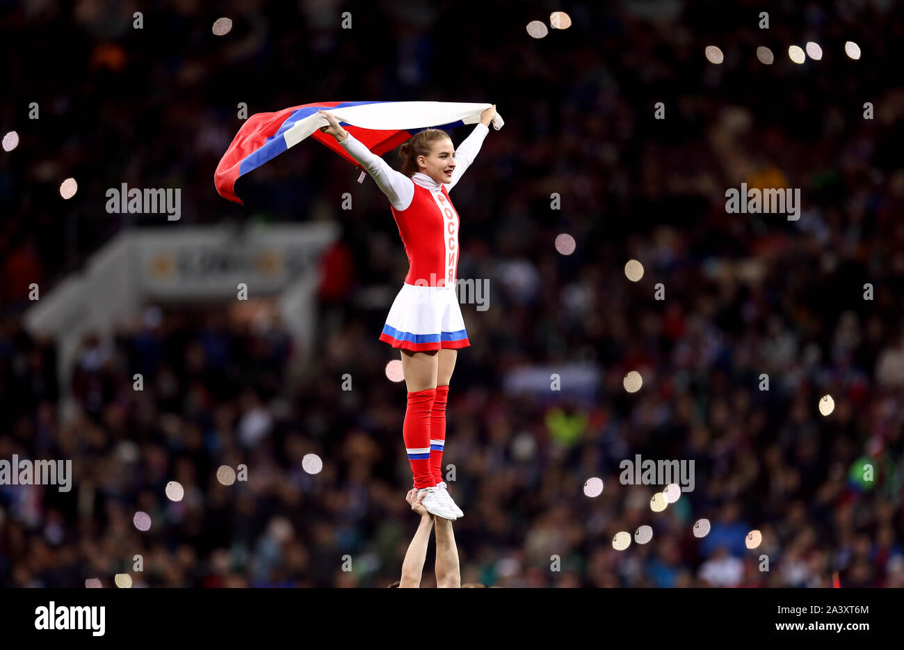 Russland Flagge Lager Cheerleadern vor dem UEFA Euro 2020 Qualifikation, Gruppe I Gleiches an der Luzhniki Stadion, Moskau. Stockfoto