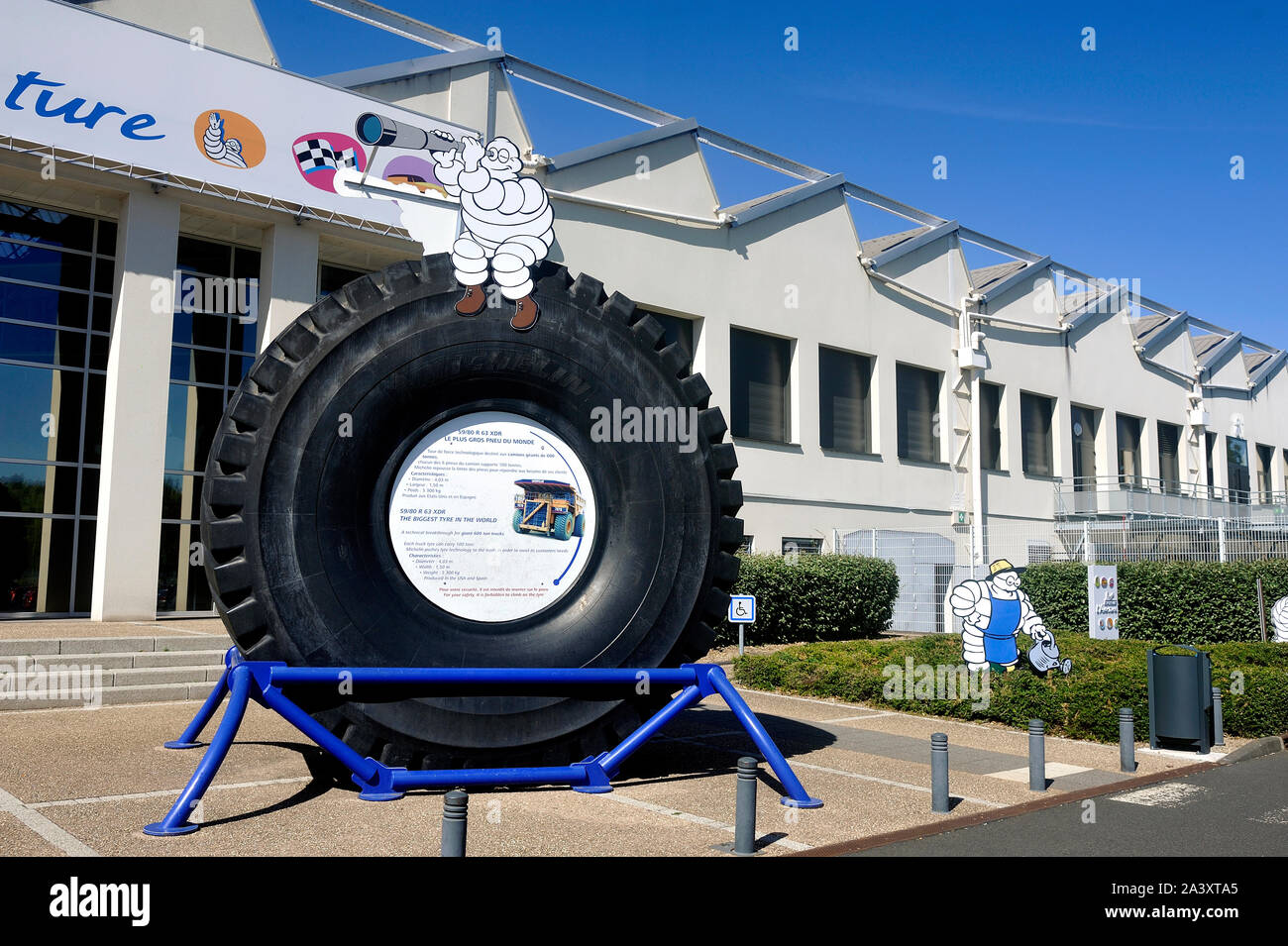 Große Reifen von meinem Motor am Eingang des Michelin Museum in Clermont-Ferrand ausgesetzt Stockfoto
