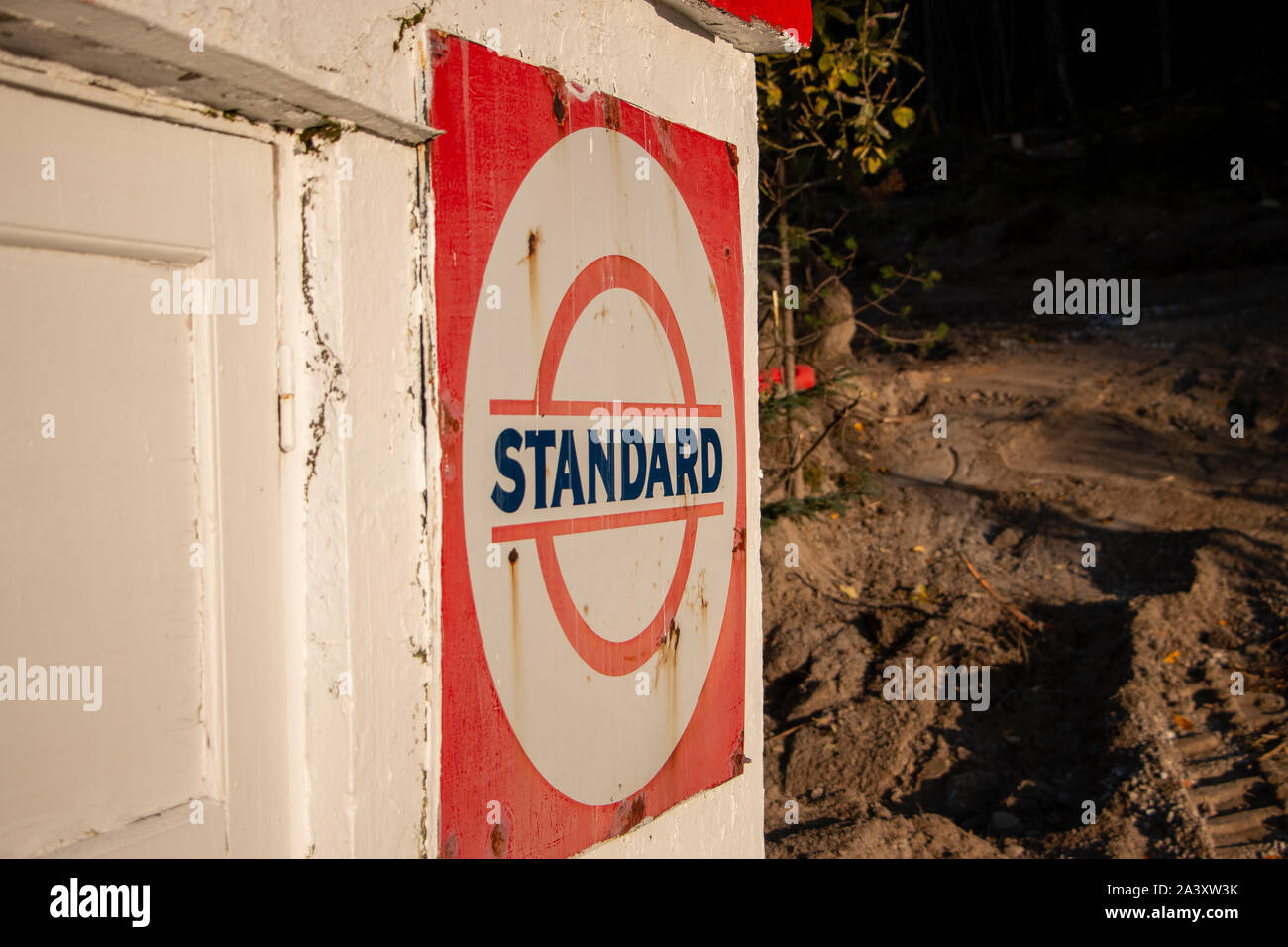 Alte Tankstelle melden Stockfoto