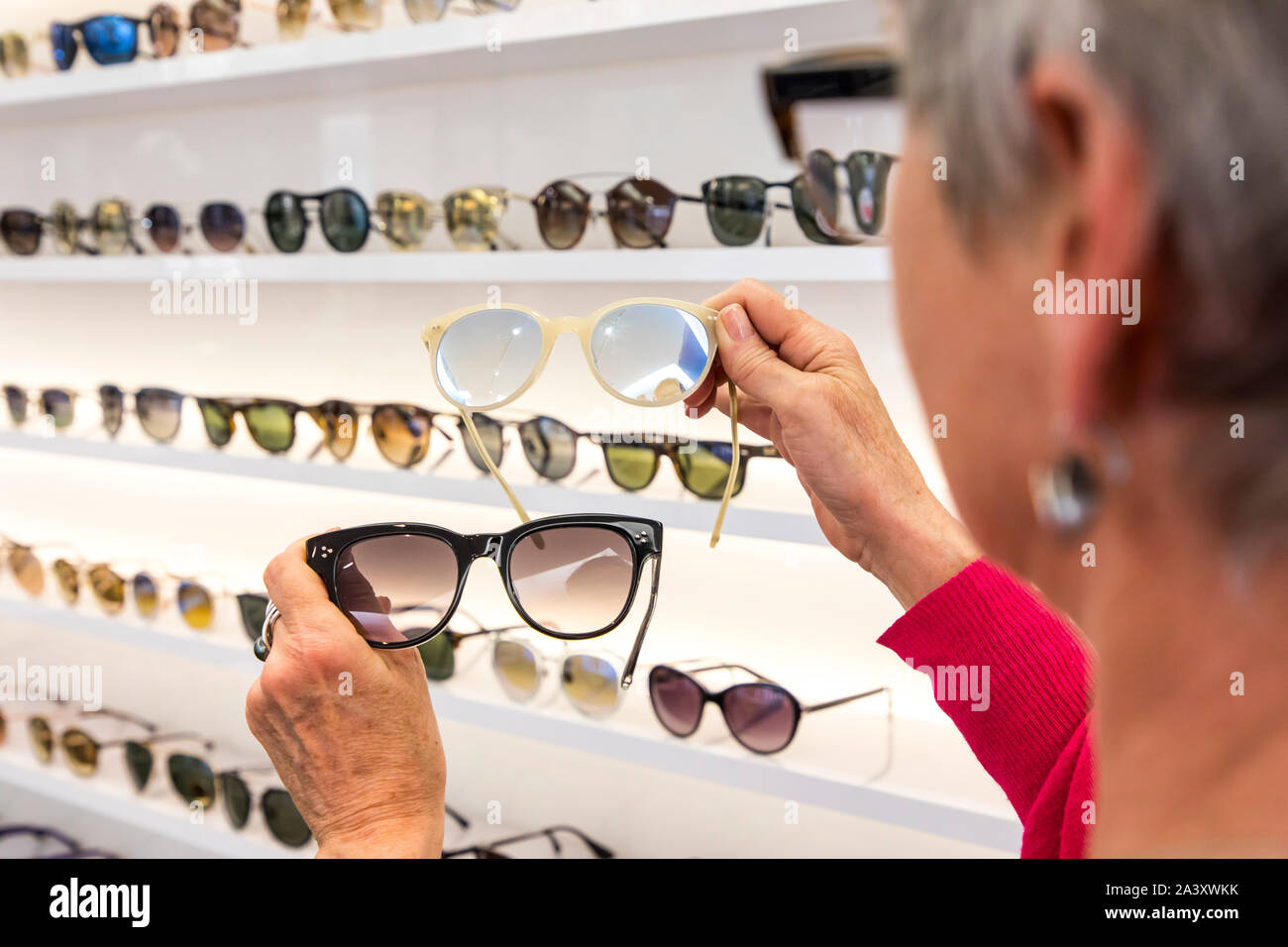 Optiker, Brillen, Sonnenbrillen, Frau, Kommissionierung Stockfotografie -  Alamy