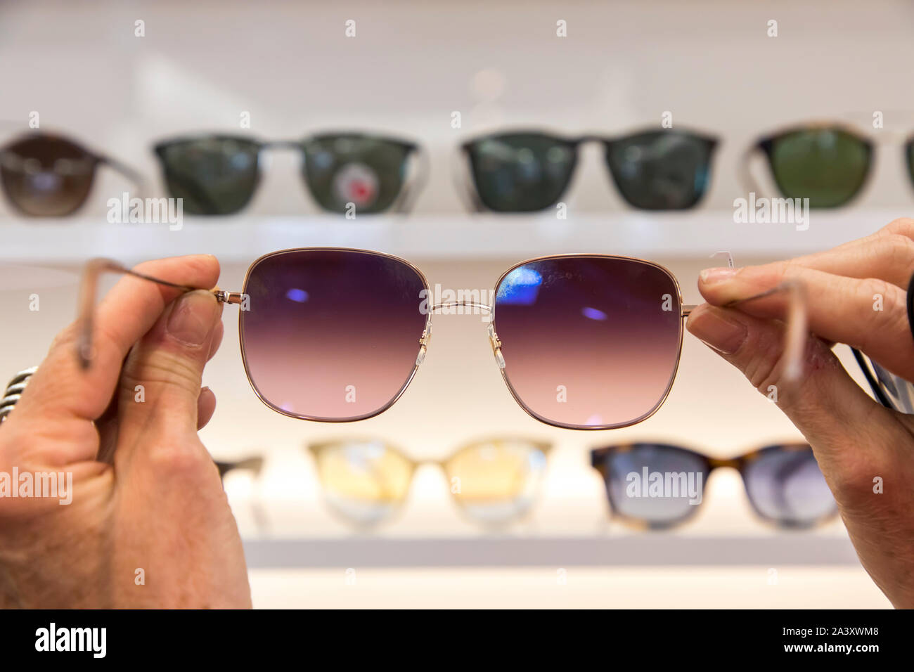 Optiker, Brillen, Sonnenbrillen, Frau, Kommissionierung Stockfoto